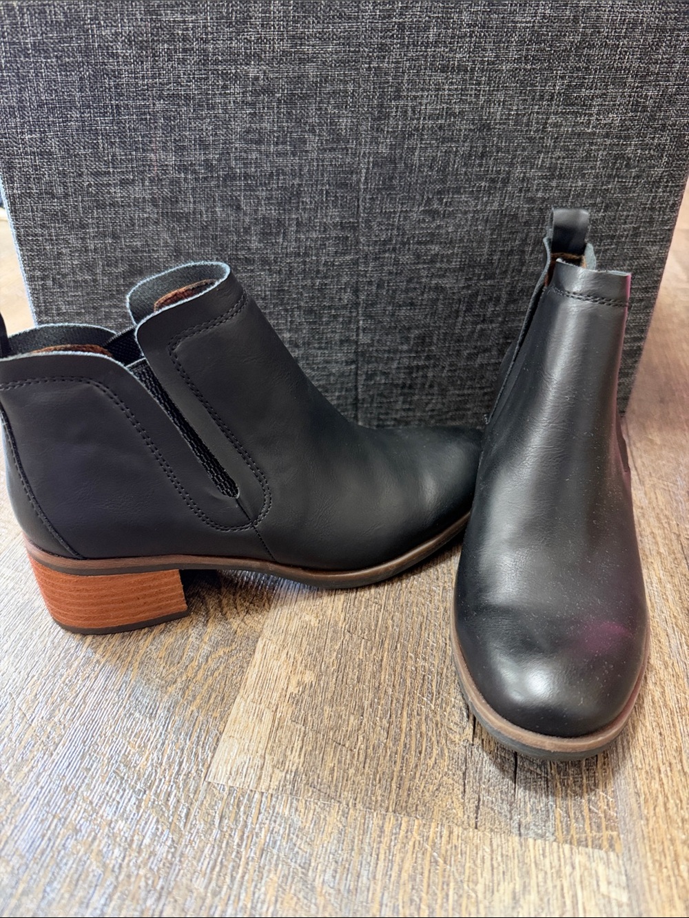 Korks Black Leather Chelsea Ankle Boots with Wood-Tone Heel